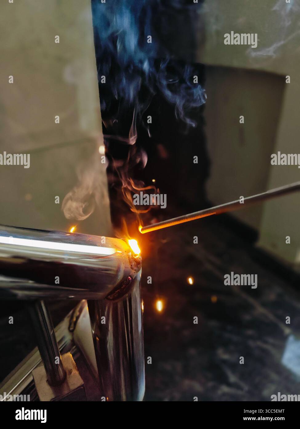 In einem brillanten Blitz kontrollierter Energie werden die Kunst und Wissenschaft des Schweißens in vollem Umfang dargestellt. Diese fesselnde Nahaufnahme fängt das intensive Fleetin ein - Smartphone-aufgenommenes Stockfoto