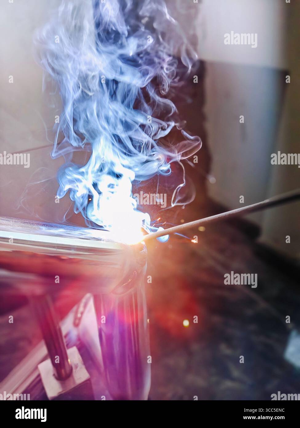 In einem brillanten Blitz kontrollierter Energie werden die Kunst und Wissenschaft des Schweißens in vollem Umfang dargestellt. Diese fesselnde Nahaufnahme fängt das intensive Fleetin ein - Smartphone-aufgenommenes Stockfoto