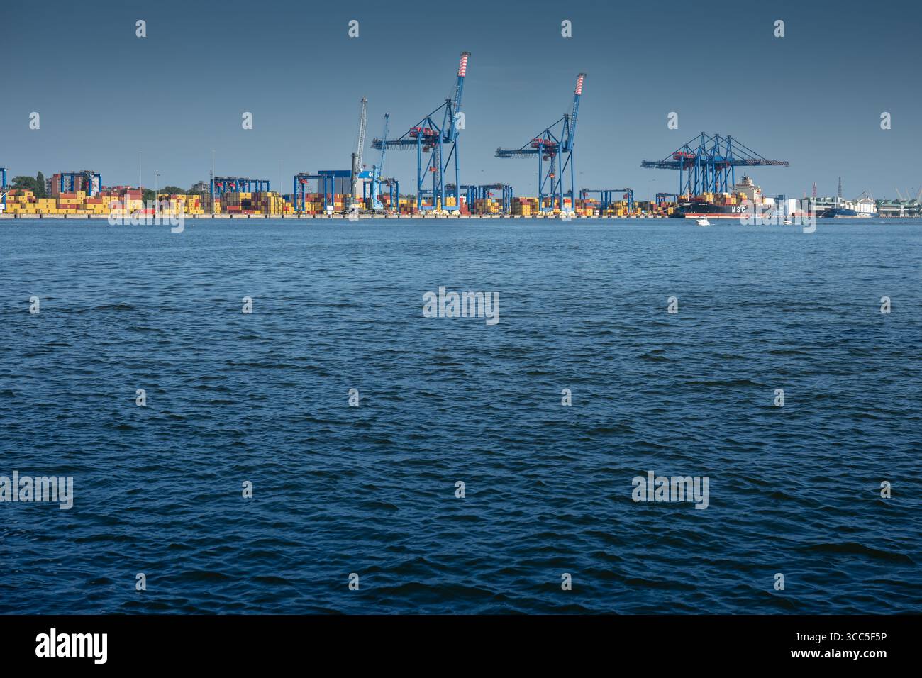 Klaipeda, Litauen, 9. August 2025: Frachtschiffsterminal im Hafen von Klaipėda Stockfoto