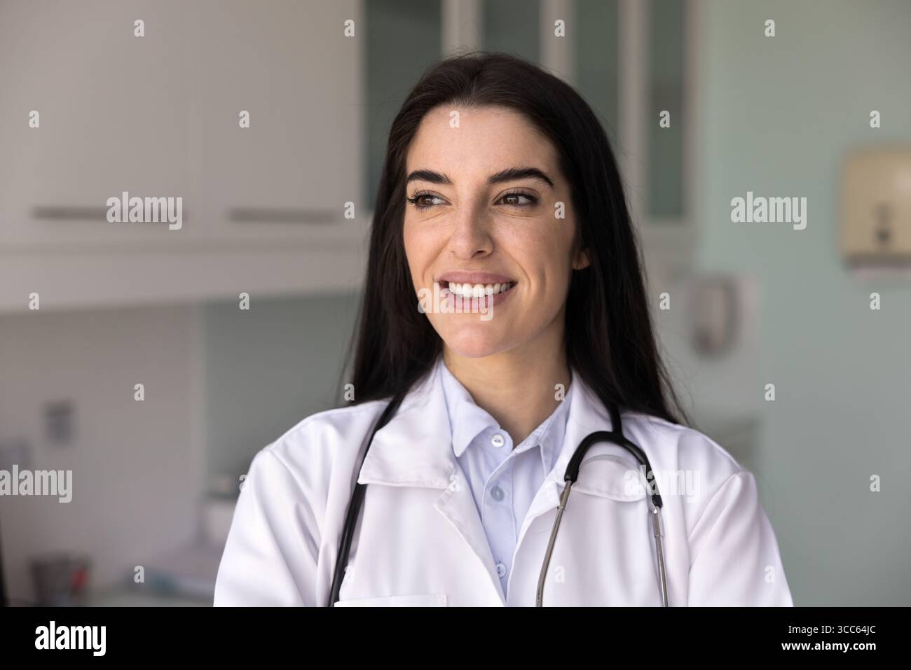 Positive junge hispanische Gesundheitsarbeiterin posiert für ehrliches Porträt Stockfoto