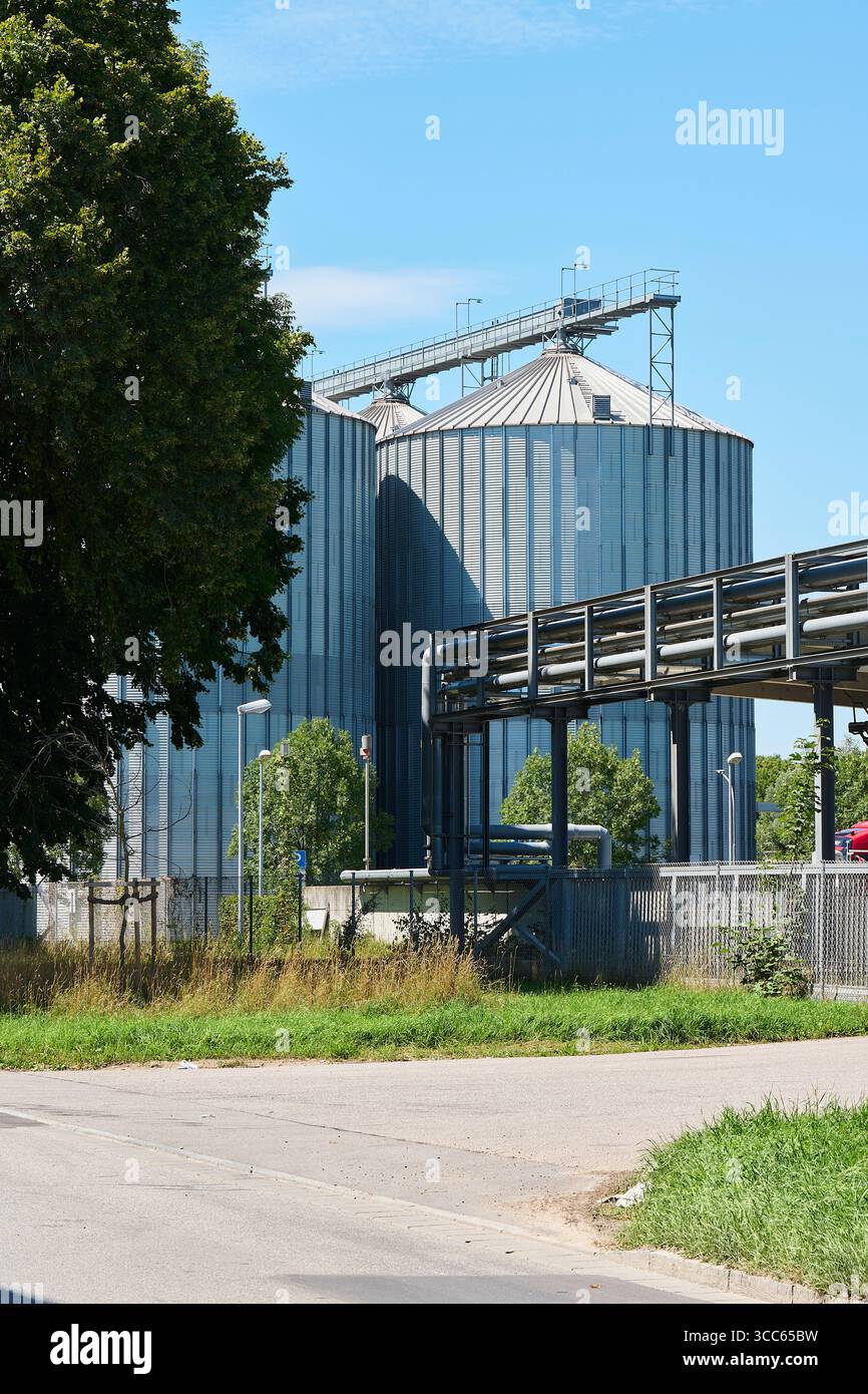 Große Getreidesilos in einer Verarbeitungsanlage für Bio-Diesel aus Speiseresten Stockfoto