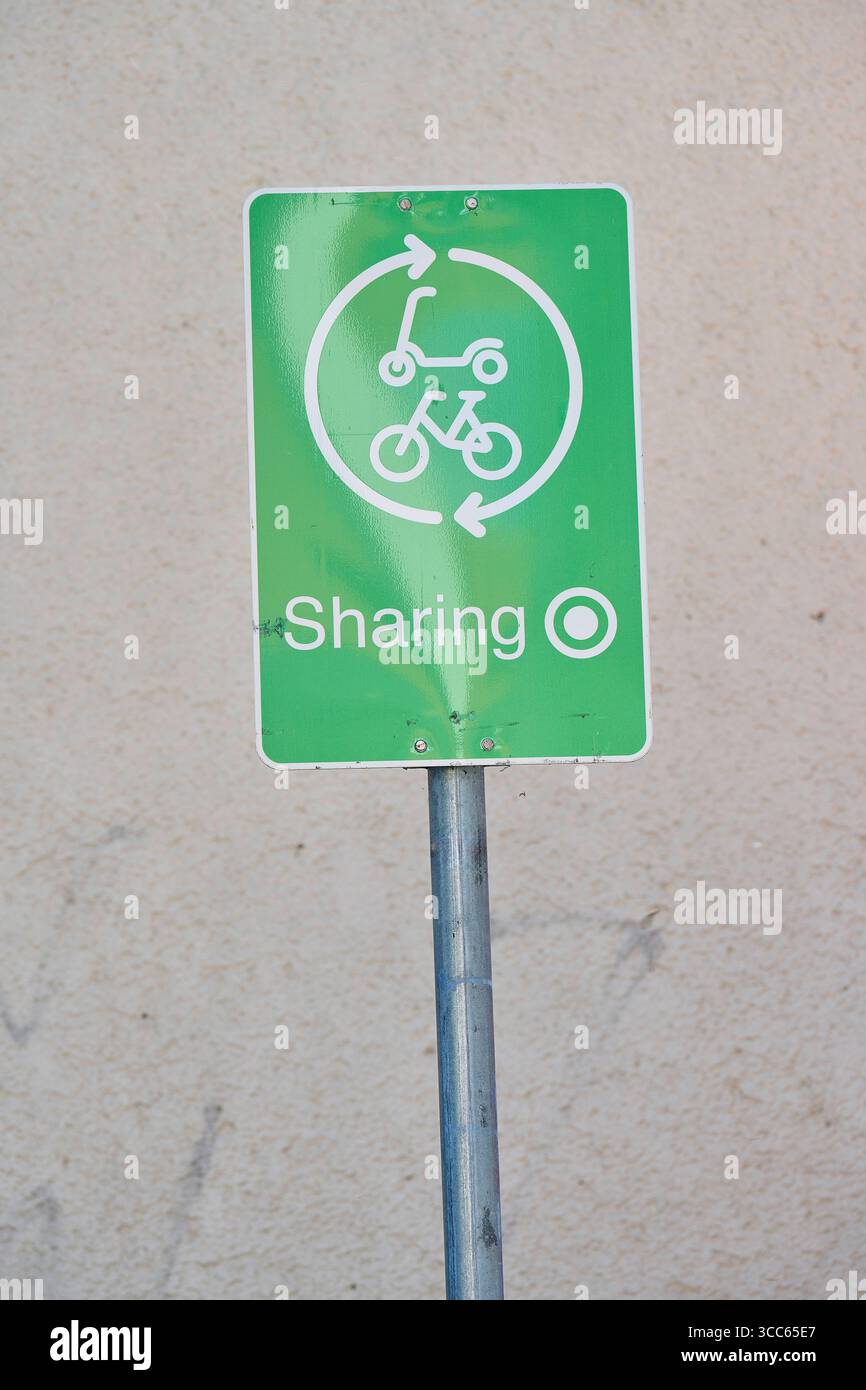 Sharing-Zone für Fahrräder und Elektroroller Stockfoto