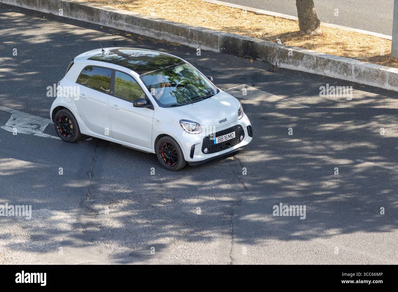 Weiße Smart-Äq für vier Elektroautos, die auf Asphaltstraßen fahren Stockfoto