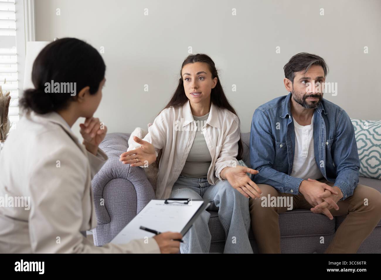 Zugelassener Psychologe, Berater, der Ehegatten eine Eheschließung anbietet Stockfoto