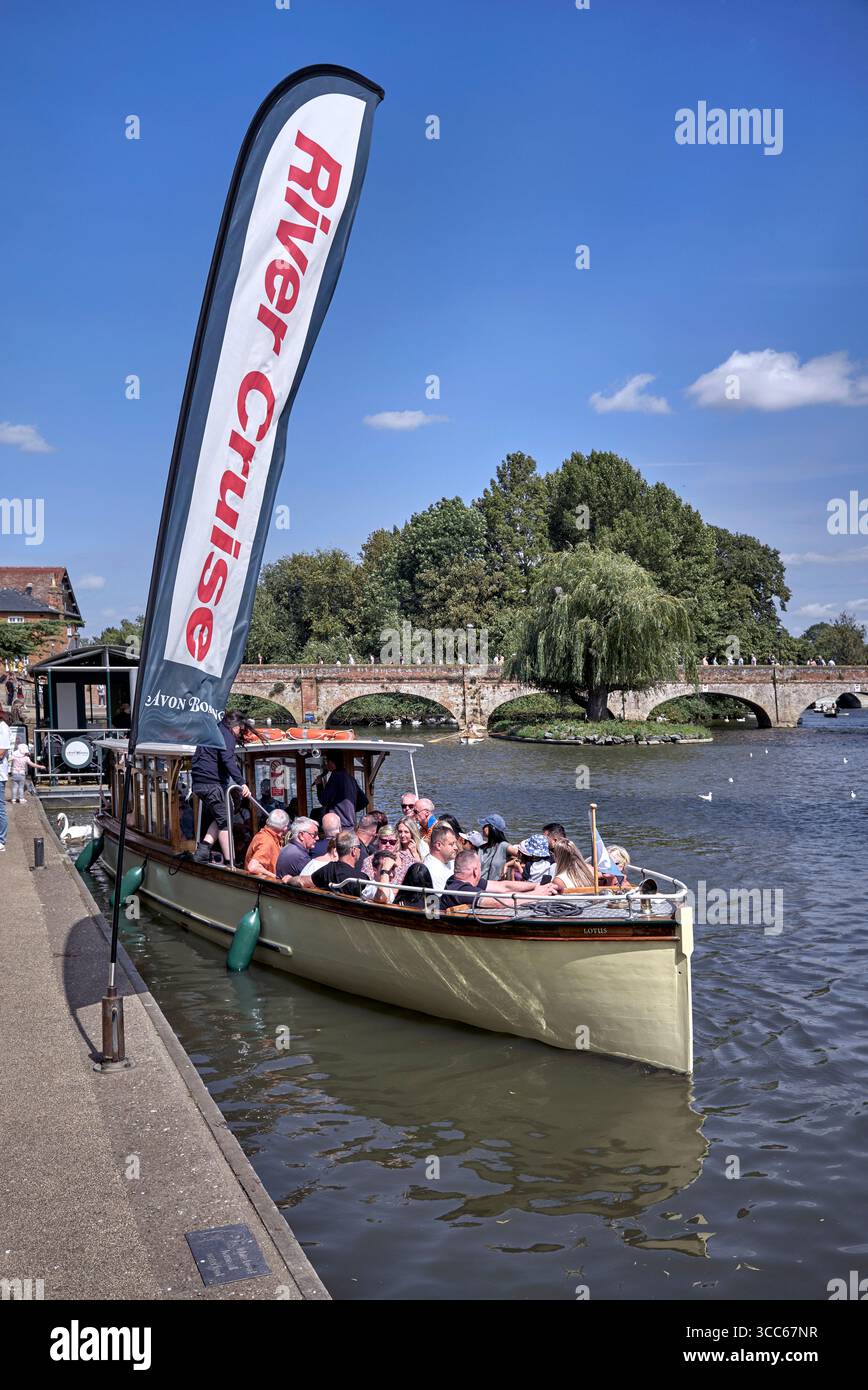 Vergnügungsboot mit Bootstouren auf dem Fluss Avon in Stratford upon Avon, England, Großbritannien Stockfoto Vergnügungsboot mit Bootstouren auf dem Fluss Avon in Stratford upon Avon, England, Großbritannien Stockfoto