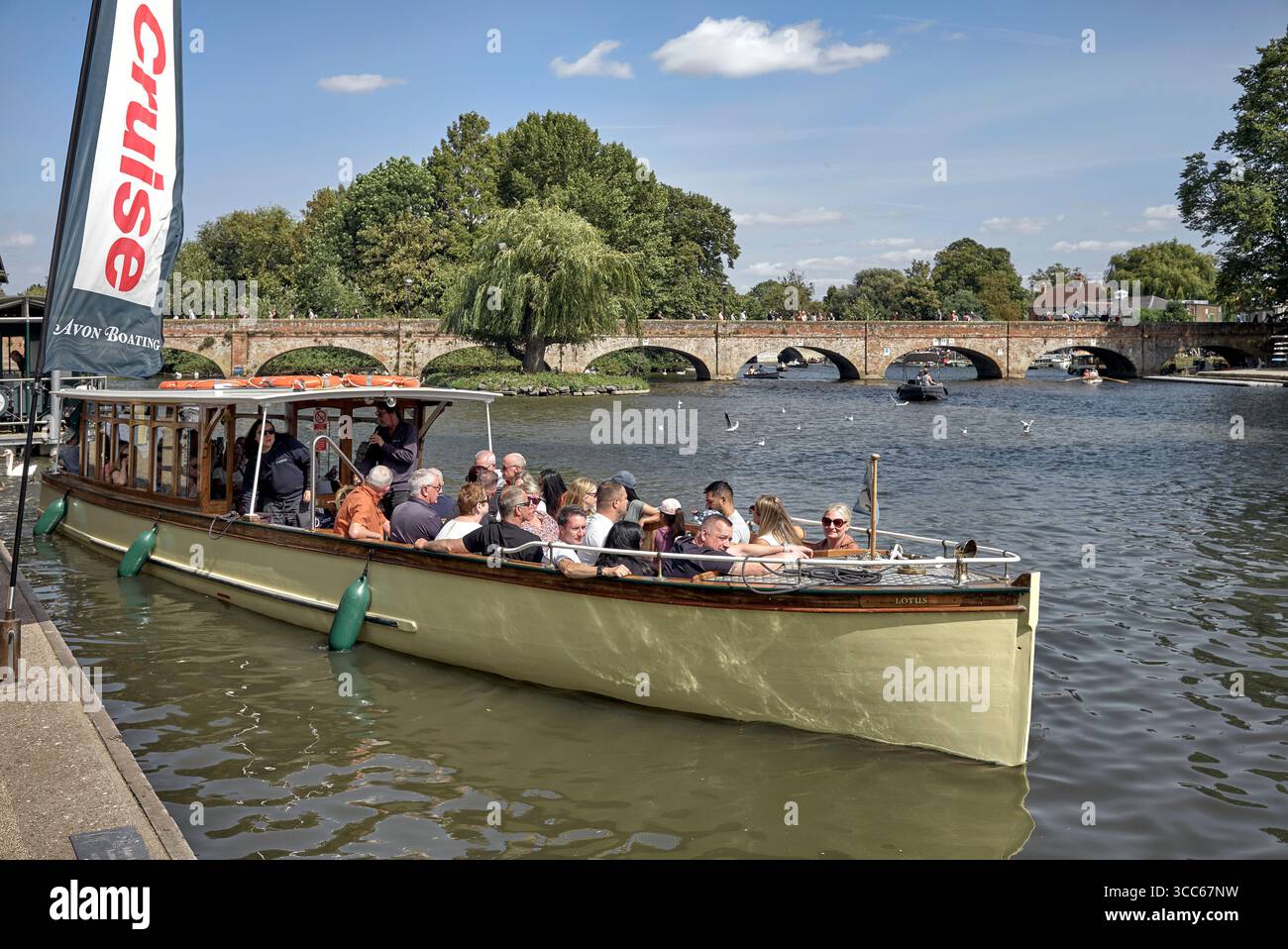 Vergnügungsboot mit Bootstouren auf dem Fluss Avon in Stratford upon Avon, England, Großbritannien Stockfoto Vergnügungsboot mit Bootstouren auf dem Fluss Avon in Stratford upon Avon, England, Großbritannien Stockfoto