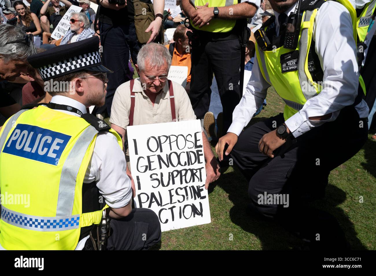 Am 9. August wurden über 450 Menschen, viele davon ältere, auf dem Parliament Square in Central London verhaftet, weil sie Unterstützung für die Palästinensische Aktion gezeigt hatten Stockfoto