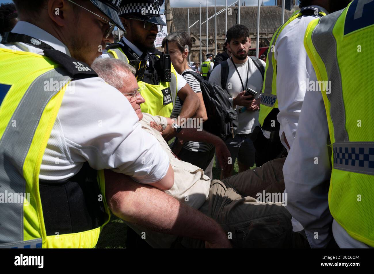 Am 9. August wurden über 450 Menschen, viele davon ältere, auf dem Parliament Square in Central London verhaftet, weil sie Unterstützung für die Palästinensische Aktion gezeigt hatten Stockfoto