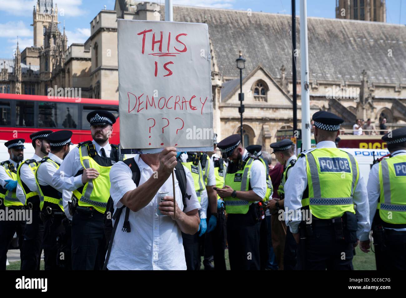Am 9. August wurden über 450 Menschen, viele davon ältere, auf dem Parliament Square in Central London verhaftet, weil sie Unterstützung für die Palästinensische Aktion gezeigt hatten Stockfoto