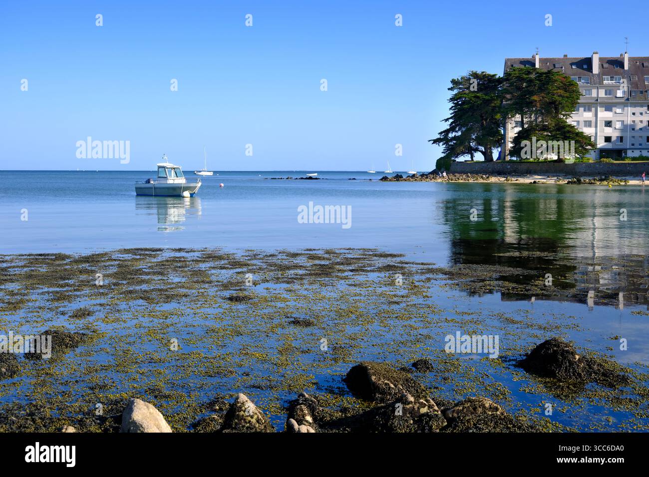 Coast and Boat at at Carnac ist eine Gemeinde am Golf von Morbihan an der Südküste der Bretagne im Département Morbihan im Nordwesten Frankreichs Stockfoto