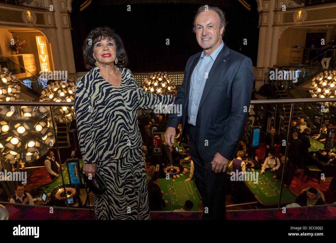 Dame Shirley Bassey besuchte eine Party, die ihren 86. Geburtstag im Hippodrome Casino am Leicester Square, London feierte Stockfoto