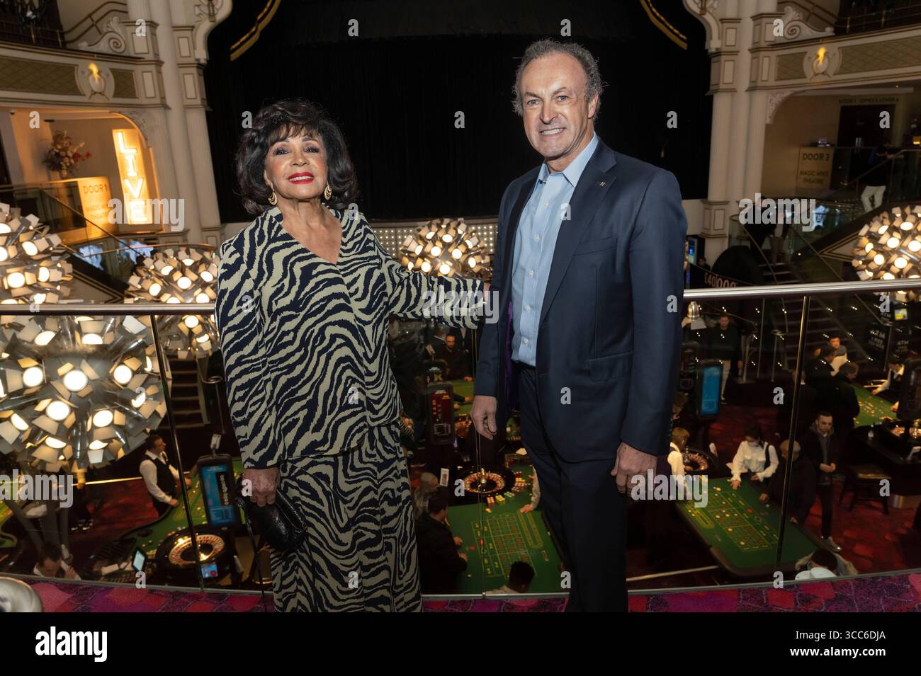 Dame Shirley Bassey besuchte eine Party, die ihren 86. Geburtstag im Hippodrome Casino am Leicester Square, London feierte Stockfoto