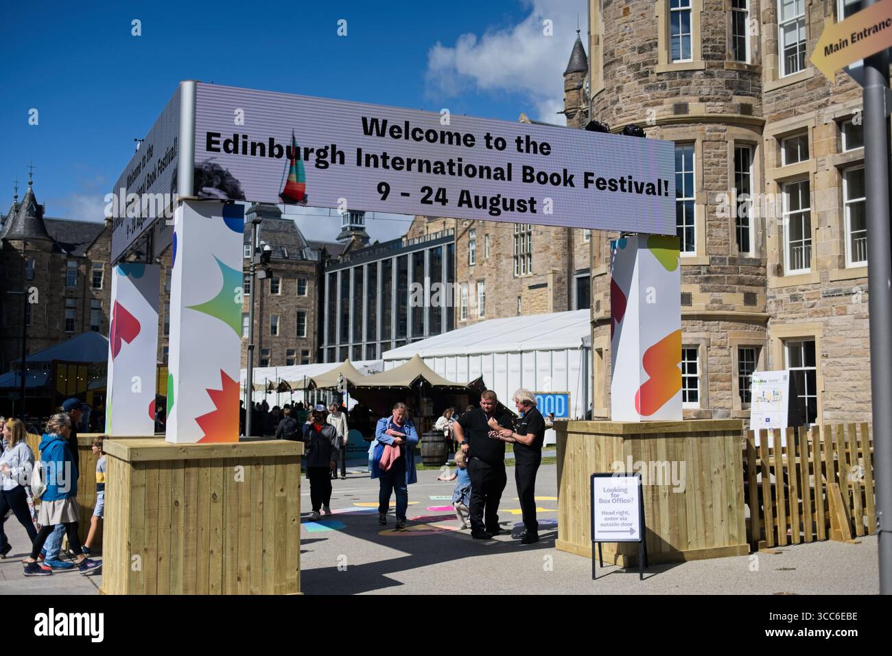 Edinburgh, Schottland. Samstag, 9. August 2025, Eröffnungstag des Edinburgh International Book Festivals 2025. Quelle: Brian D Anderson/Alamy Live News Stockfoto Edinburgh, Schottland. Samstag, 9. August 2025, Eröffnungstag des Edinburgh International Book Festivals 2025. Quelle: Brian D Anderson/Alamy Live News Stockfoto