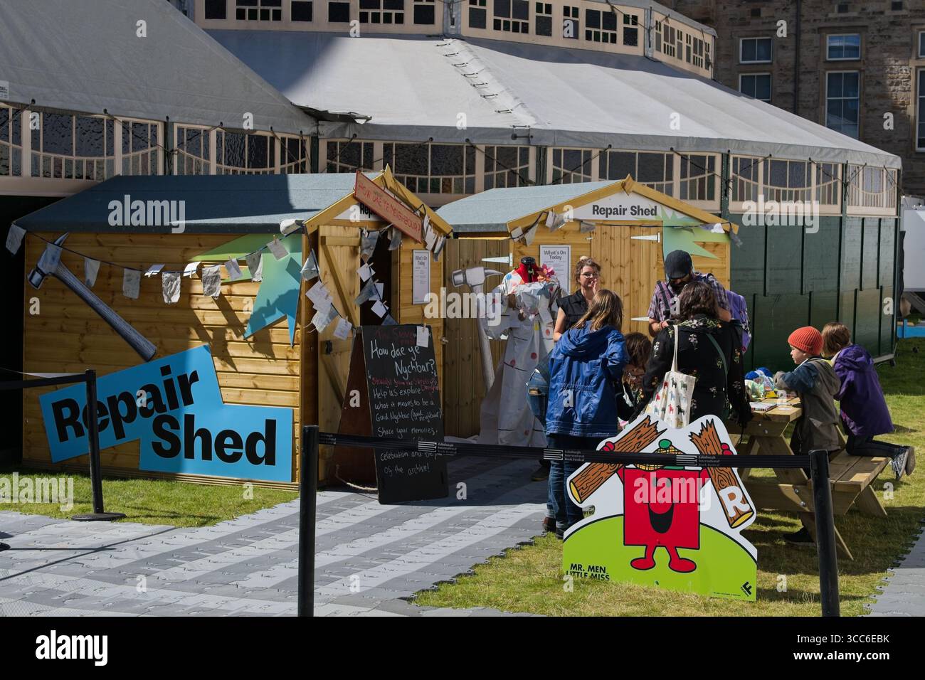 Edinburgh, Schottland. Samstag, 9. August 2025, Eröffnungstag des Edinburgh International Book Festivals 2025. Quelle: Brian D Anderson/Alamy Live News Stockfoto Edinburgh, Schottland. Samstag, 9. August 2025, Eröffnungstag des Edinburgh International Book Festivals 2025. Quelle: Brian D Anderson/Alamy Live News Stockfoto