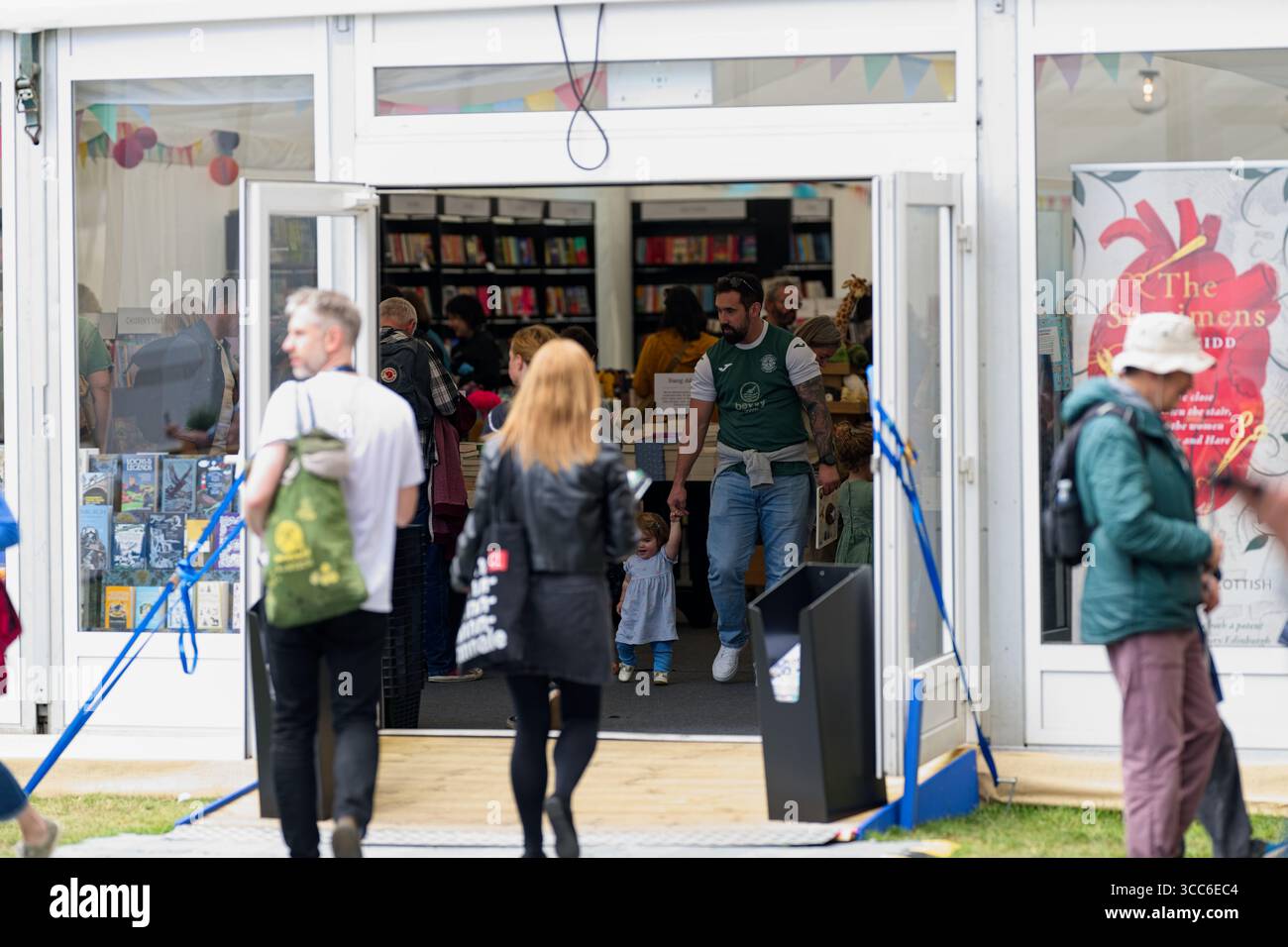 Edinburgh, Schottland. Samstag, 9. August 2025, Eröffnungstag des Edinburgh International Book Festivals 2025. Quelle: Brian D Anderson/Alamy Live News Stockfoto Edinburgh, Schottland. Samstag, 9. August 2025, Eröffnungstag des Edinburgh International Book Festivals 2025. Quelle: Brian D Anderson/Alamy Live News Stockfoto
