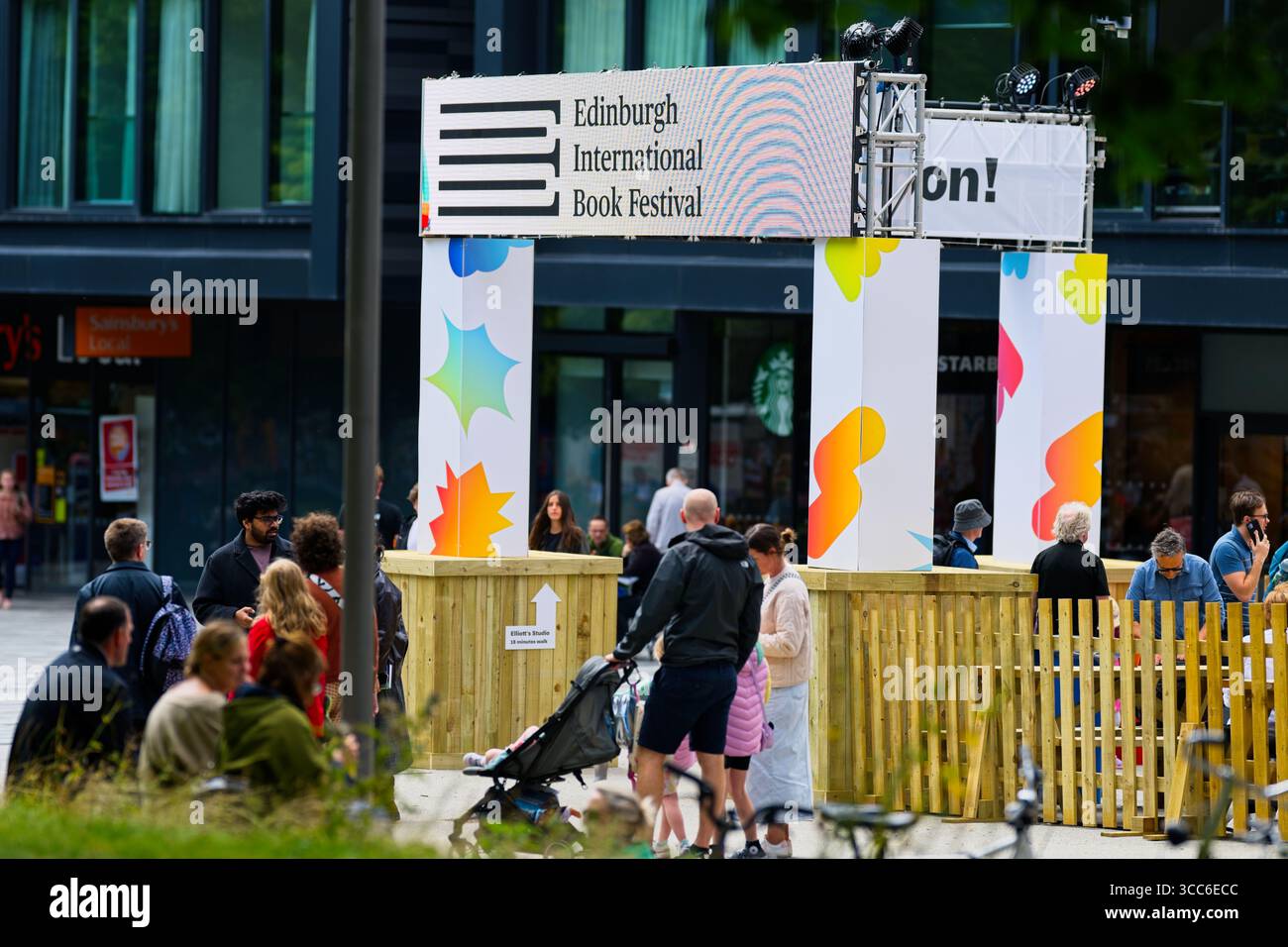 Edinburgh, Schottland. Samstag, 9. August 2025, Eröffnungstag des Edinburgh International Book Festivals 2025. Quelle: Brian D Anderson/Alamy Live News Stockfoto Edinburgh, Schottland. Samstag, 9. August 2025, Eröffnungstag des Edinburgh International Book Festivals 2025. Quelle: Brian D Anderson/Alamy Live News Stockfoto