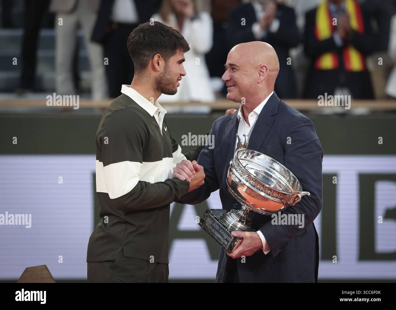 Die Tennislegende Andre Agassi überreichte die Trophäe an Carlos Alcaraz bei den French Open 2024 in Roland Garros, Paris, Frankreich Stockfoto