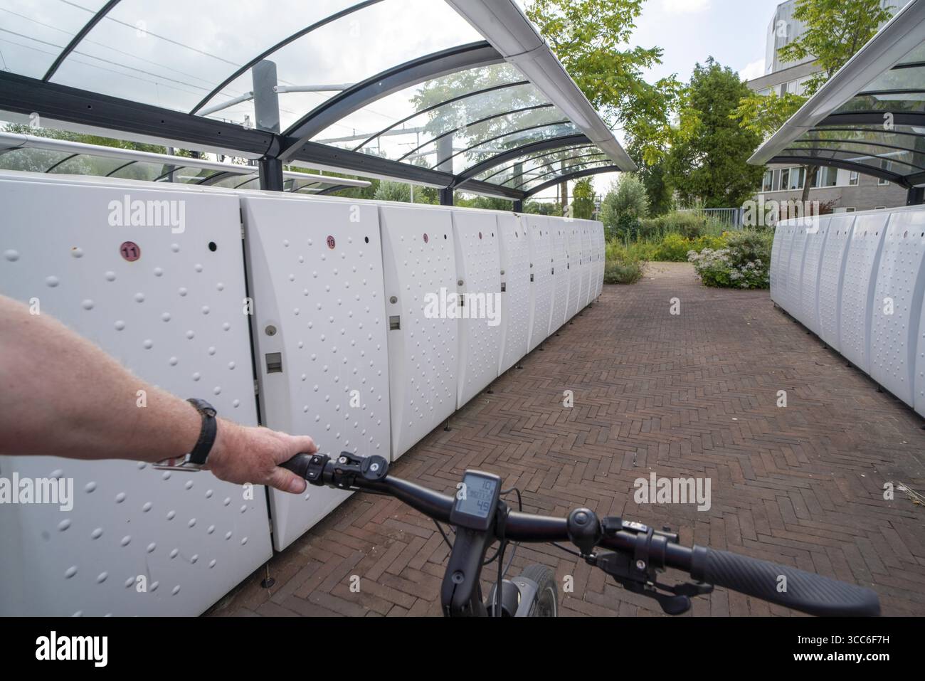 Fahrradstellplätze und -Boxen am Radweg im Osten von Utrecht, am Bahnhof Utrecht-Lunetten, direkte Verbindung des Radweges zu Stockfoto