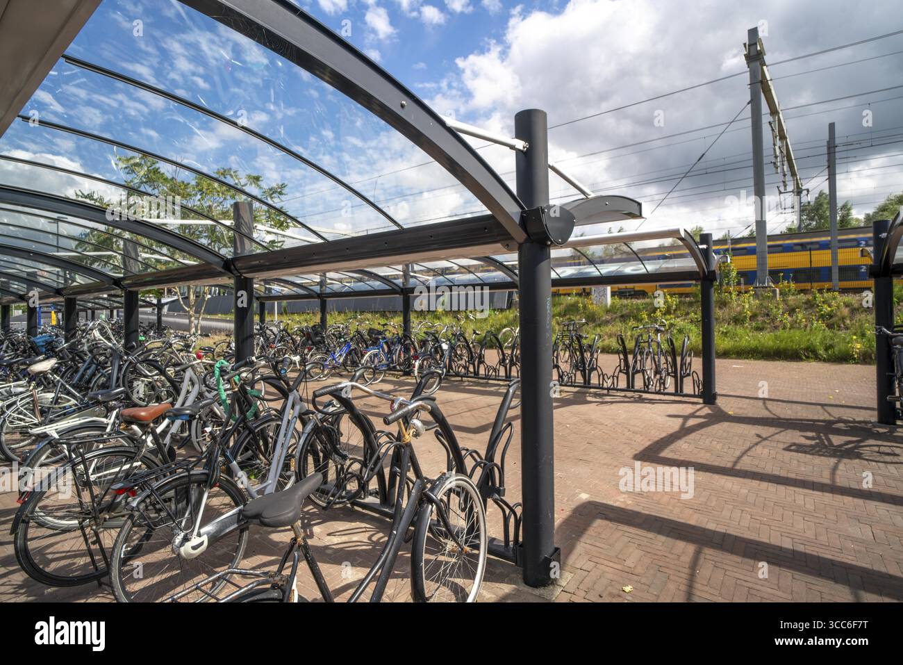 Fahrradstellplätze und -Boxen am Radweg im Osten von Utrecht, am Bahnhof Utrecht-Lunetten, direkte Verbindung des Radweges zu Stockfoto