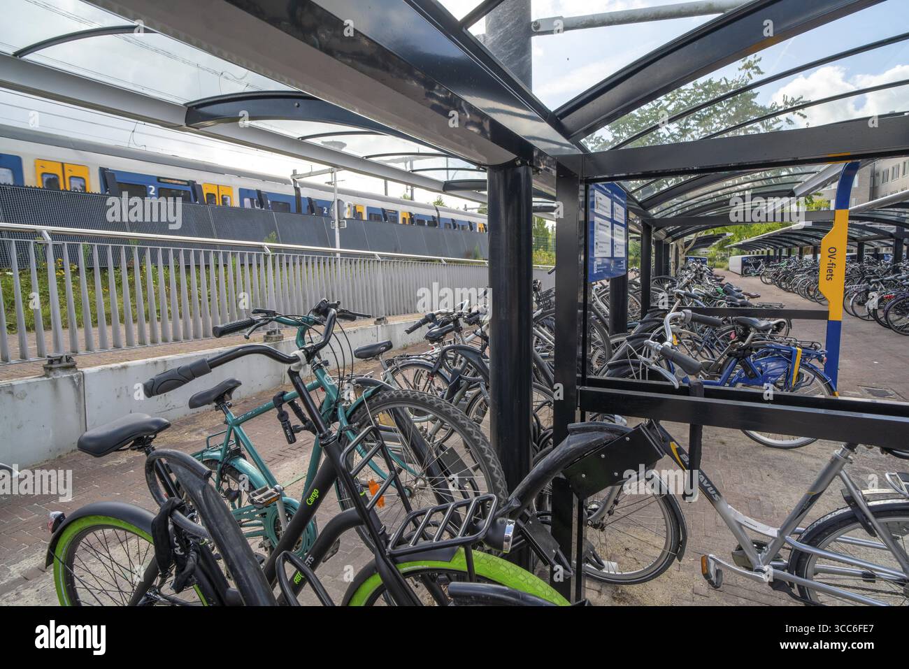 Fahrradstellplätze und -Boxen am Radweg im Osten von Utrecht, am Bahnhof Utrecht-Lunetten, direkte Verbindung des Radweges zu Stockfoto