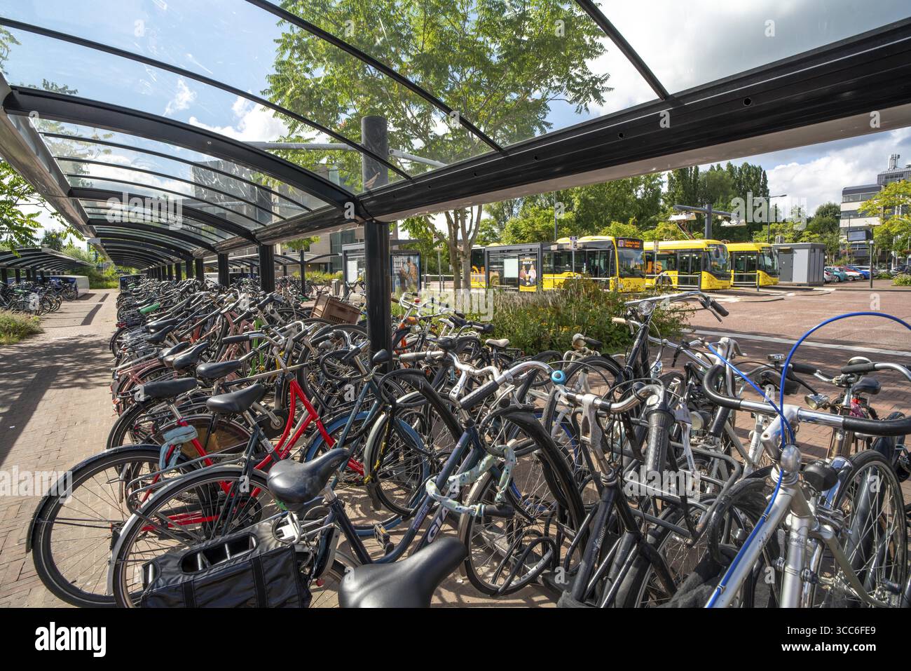 Fahrradstellplätze und -Boxen am Radweg im Osten von Utrecht, am Bahnhof Utrecht-Lunetten, direkte Verbindung des Radweges zu Stockfoto
