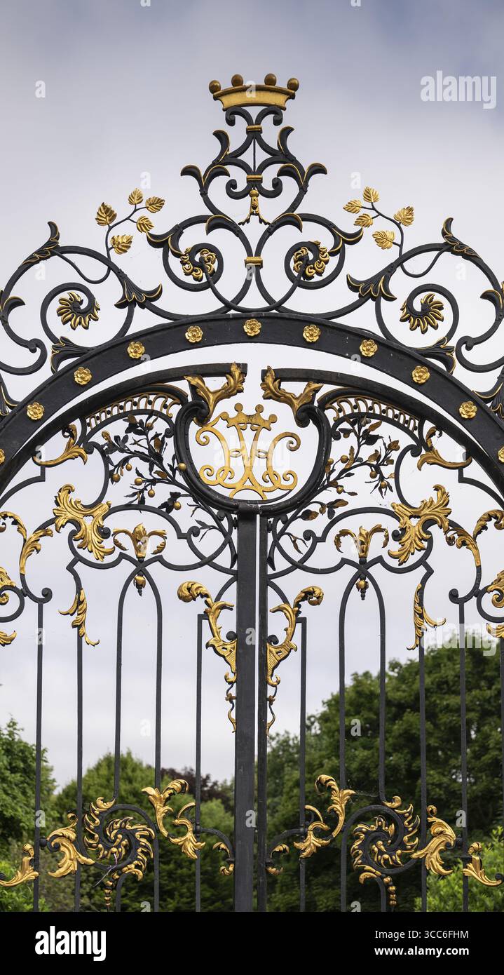 Prächtig verziertes Eisentor mit goldenen Ornamenten und Krone, Kensington, London, England, Großbritannien Stockfoto