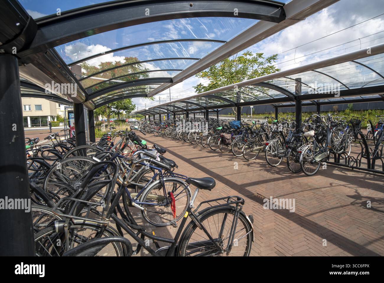 Fahrradstellplätze und -Boxen am Radweg im Osten von Utrecht, am Bahnhof Utrecht-Lunetten, direkte Verbindung des Radweges zu Stockfoto