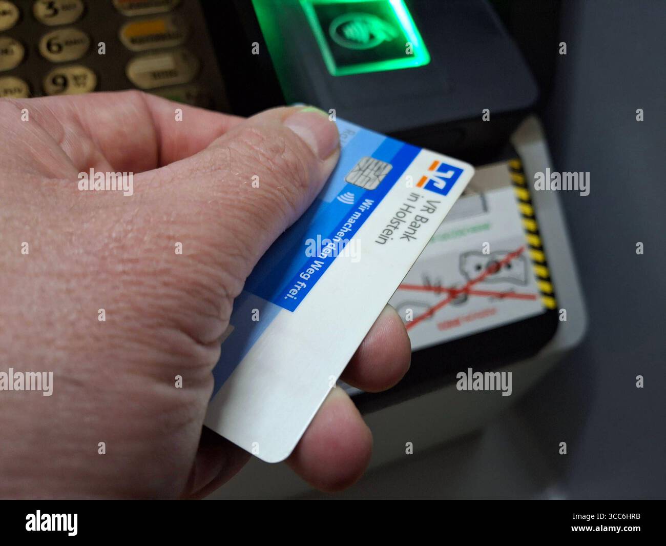 Stockbilder 06/2025 EC Karte am Geldautomat Hamburg Hamburg Deutschland *** Stockfotos 06 2025 EC Karte am Geldautomat Hamburg Hamburg Deutschland Copyright: XLobeca/RalfxHomburgx Stockfoto