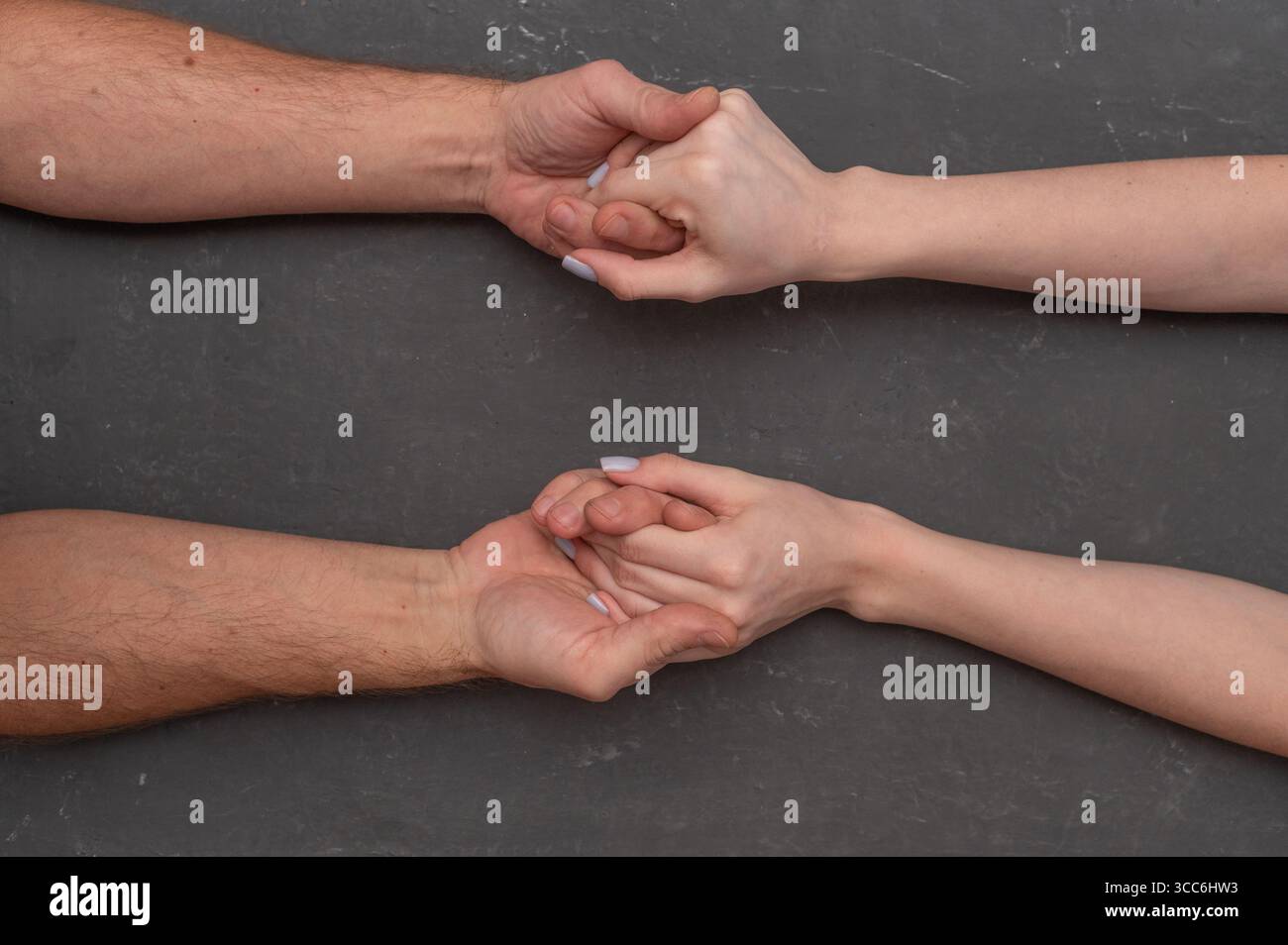 Nahaufnahme von Händen, die sich mit Zärtlichkeit berühren und tiefe emotionale Verbindung und gegenseitiges Verständnis ausdrücken. Halten Sie die Hände auf neutralem Hintergrund Stockfoto