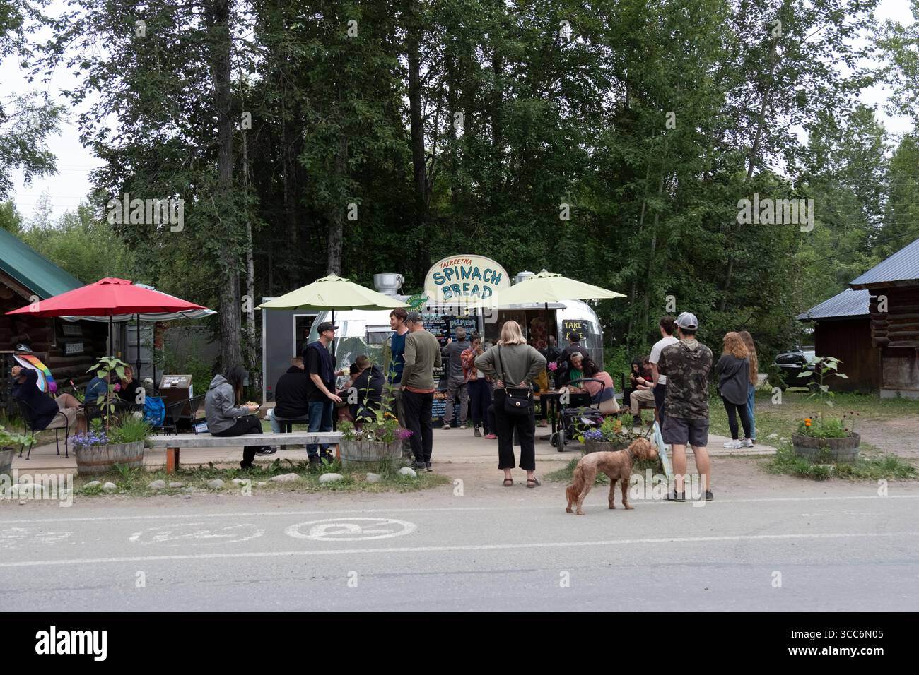 Besucher stehen vor dem Spinach Bread in einem glänzenden Airstream an der Main Street in Downtown Talkeetna Alaska USA, einem schrulligen Dorf, das an t hängt Stockfoto
