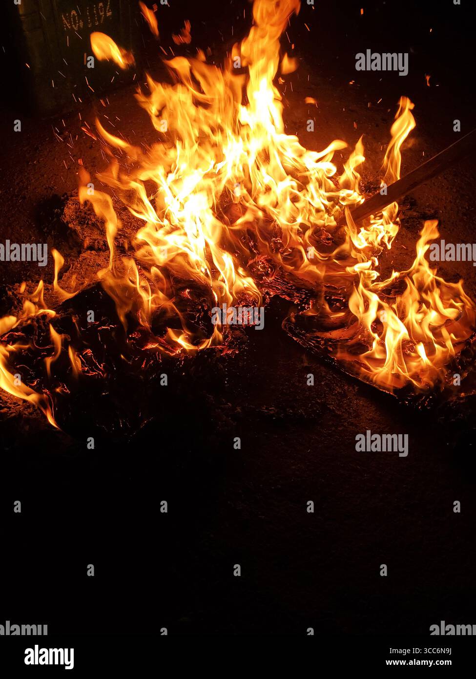 Joss Paper brennt in der Nacht, Ahnenverehrungsritual in China Stockfoto