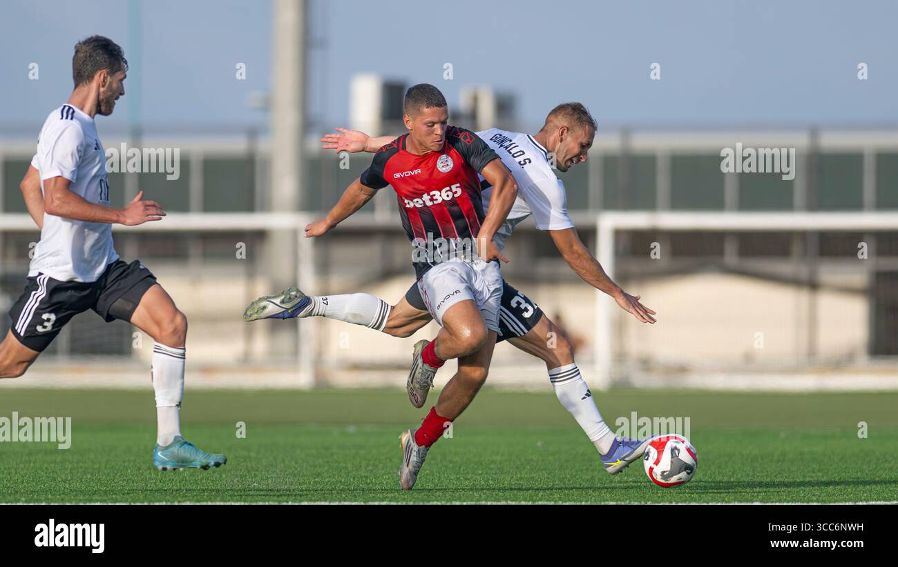 TJ de Barr macht einen Schlag durch den Flügel und fordert den Verteidiger heraus, Besitz zu erlangen Stockfoto