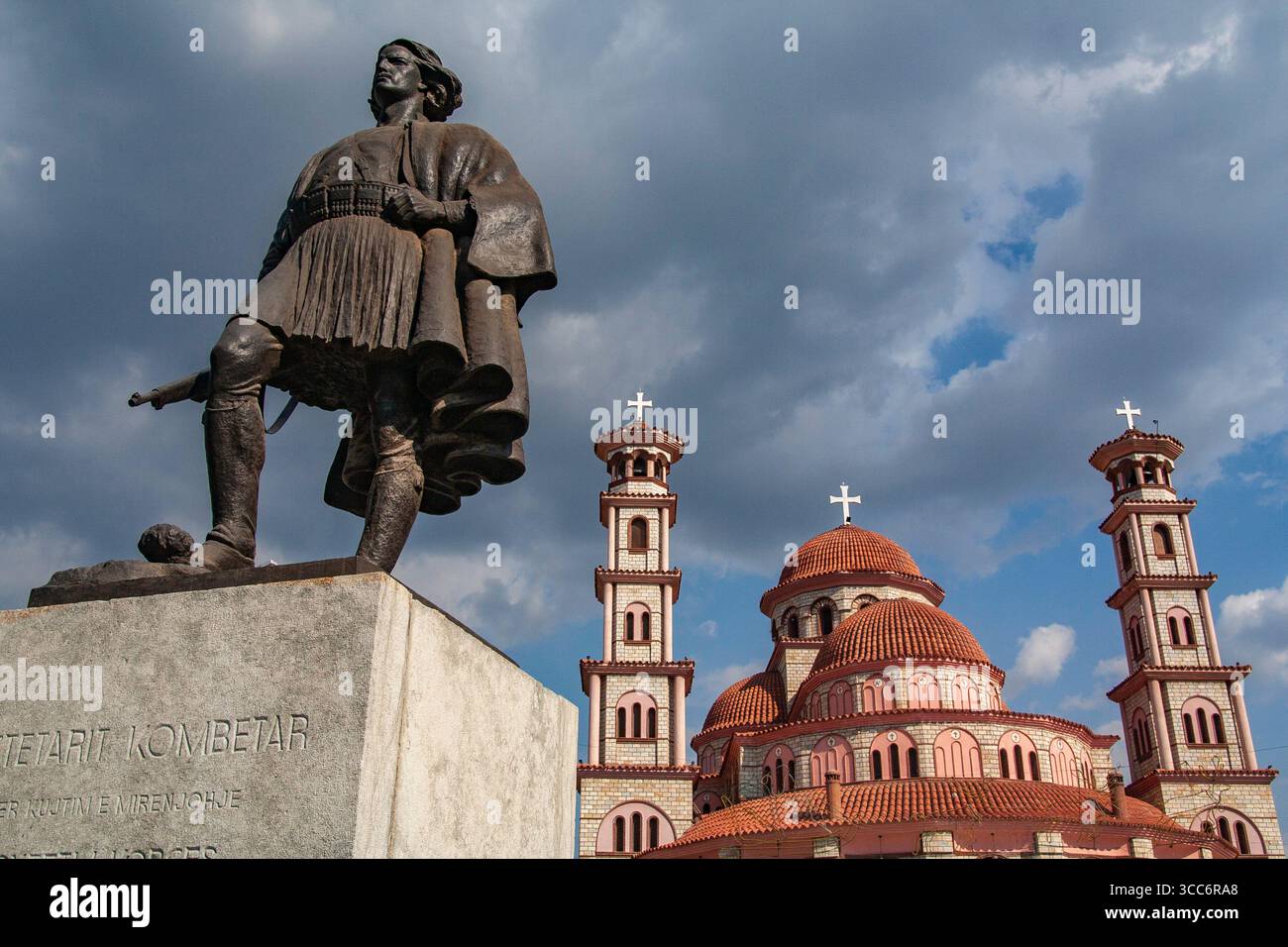 Vor der christlich-orthodoxen Auferstehungskirche in Korba, Albanien, steht eine Statue, die den Widerstand der Partisanen während des Zweiten Weltkriegs zum Ausdruck bringt Stockfoto