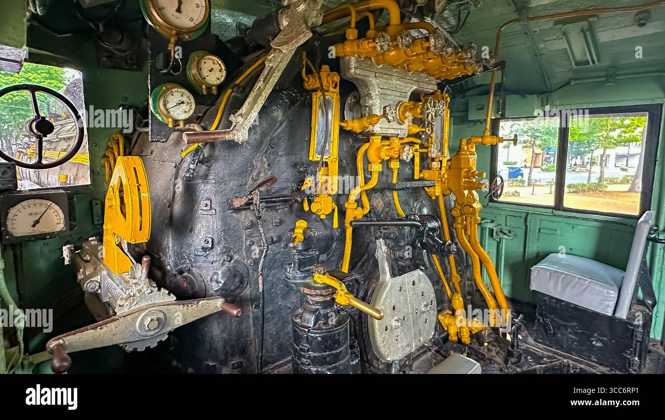 Der Kontrollraum oder die Kabine der alten Dampflokomotive der JNR-Klasse C60, einer einzigartigen erhaltenen Lokomotive in Sendai, Japan. Stockfoto
