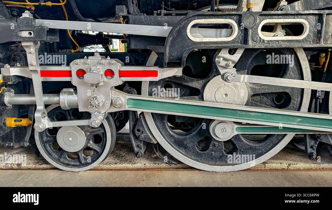 Nahaufnahme der kraftvollen Räder, Stangen und des Antriebsmechanismus der historischen Dampflokomotive der JNR-Klasse C60. Stockfoto