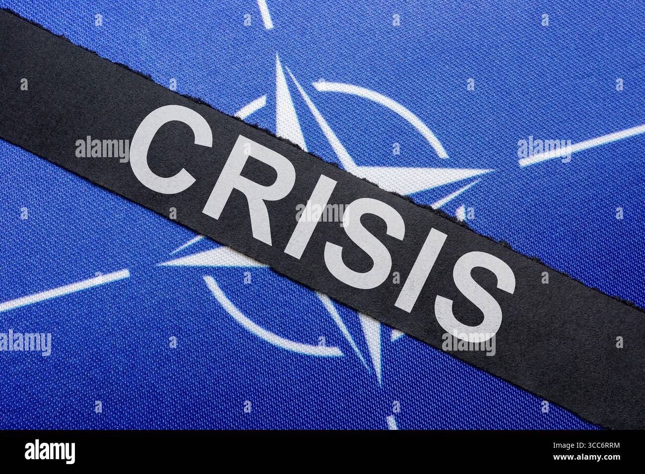 KIEW, UKRAINE - 10. August 2025. NATO-Flagge und das Wort Krise. Geopolitischer Konflikt. Stockfoto