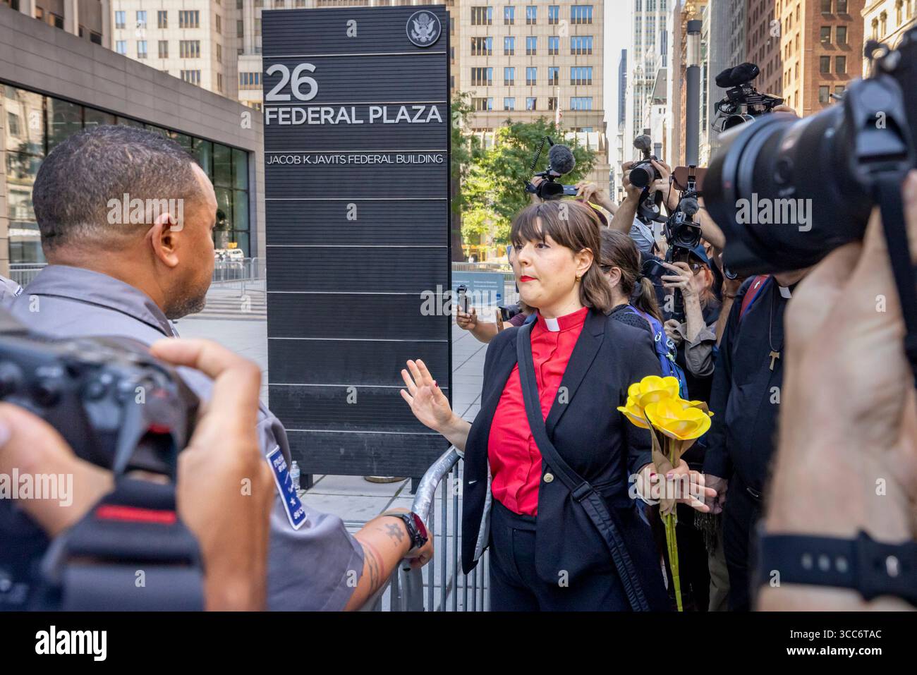 New York, NY, USA. August 2025. Ein Geistlicher versucht, das Jacob K. Javitz Federal Building zu betreten. Etwa 15 Personen wurden wegen ungeordneten Verhaltens verhaftet, nachdem sie vor dem 26 Federal Plaza gegen die angebliche Nutzung des 10. Stockwerks als verdeckte EISGEFANGENSCHAFT protestiert hatten, zu der die Glaubensführer Zugang zu erhalten versuchten, bevor ihnen verweigert wurde. Nach Angaben des Deportation Data Project gab es in den ersten fünf Monaten des zweiten Jahrzehnts von US-Präsident Donald Trump mehr als 100.000 Verhaftungen von Einwanderern durch Agenten der Einwanderungs- und Zollbehörden (ICE) Stockfoto