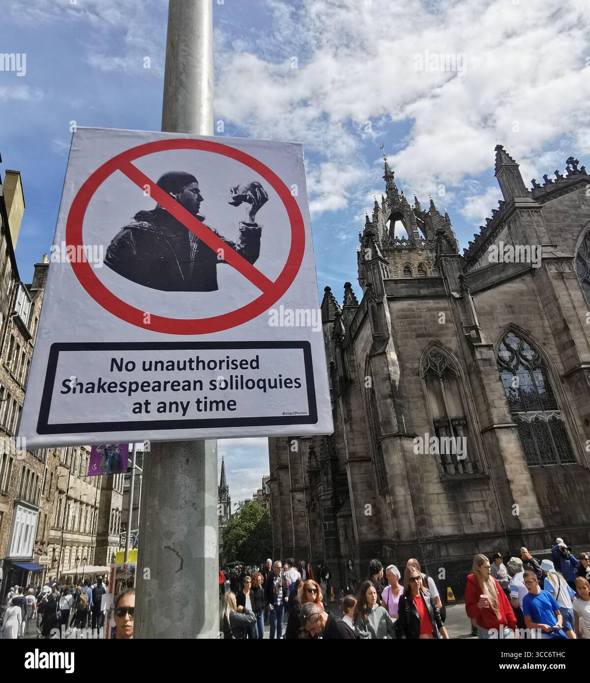 Straßenszenen und Acts verteilen Flyer für ihre Shows auf der Royal Mile in Edinburgh während des weltberühmten Edinburgh Fringe Festivals. - Smartphone-aufgenommenes Stockfoto