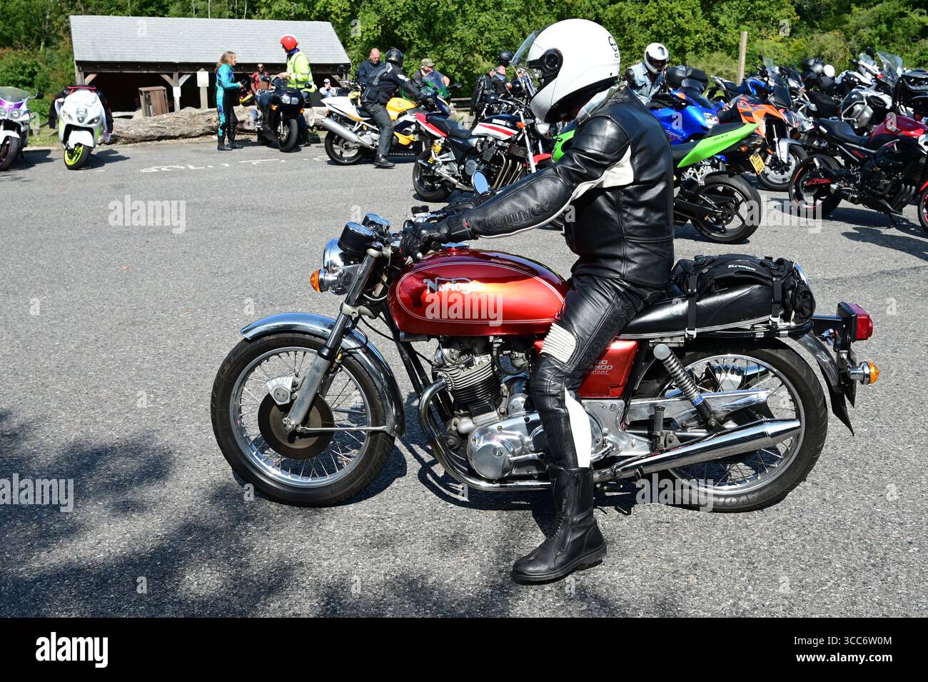 Norton Commando fährt in einen Fahrradpark. Stockfoto