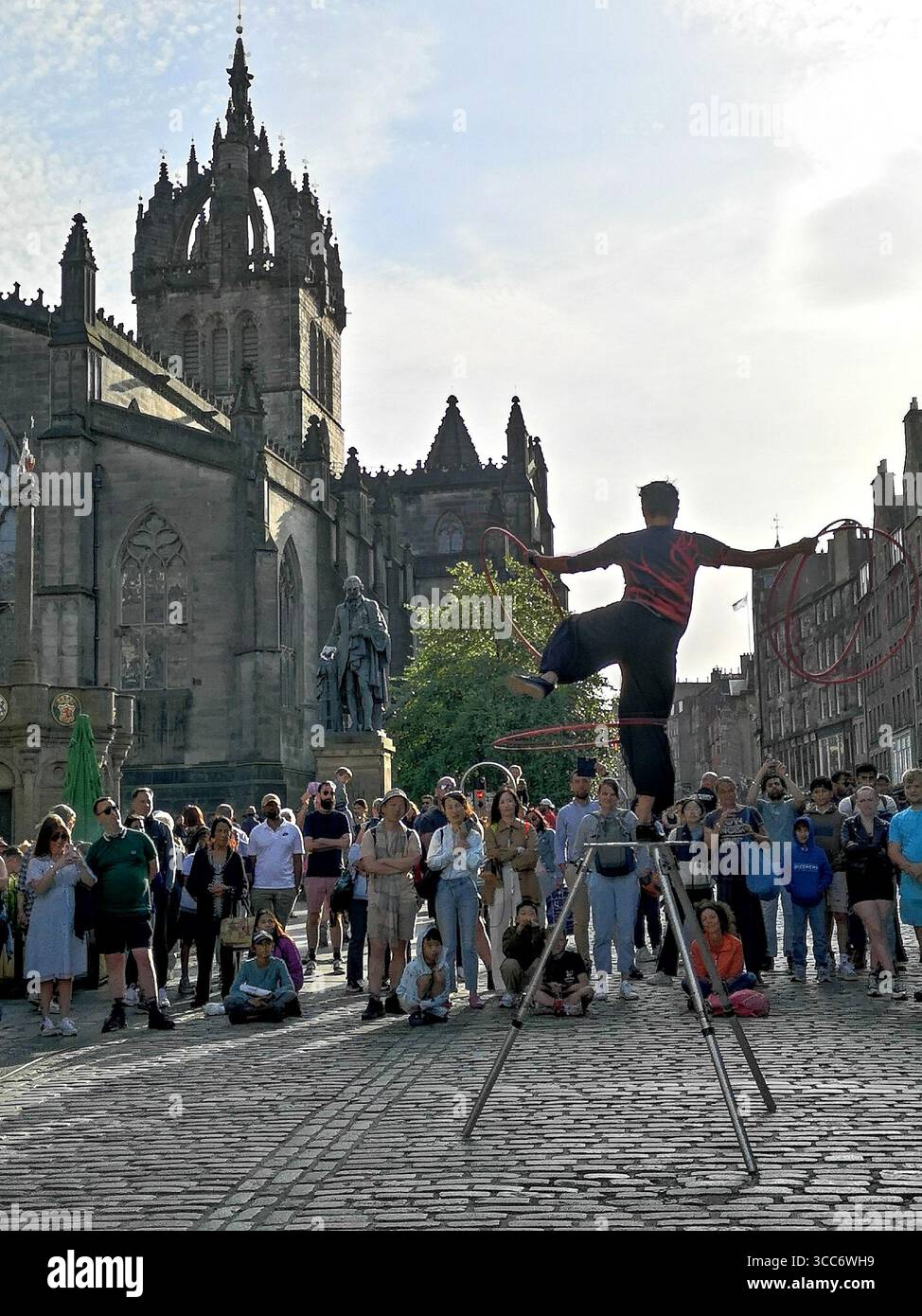 Straßenszenen und Acts verteilen Flyer für ihre Shows auf der Royal Mile in Edinburgh während des weltberühmten Edinburgh Fringe Festivals. Stockfoto