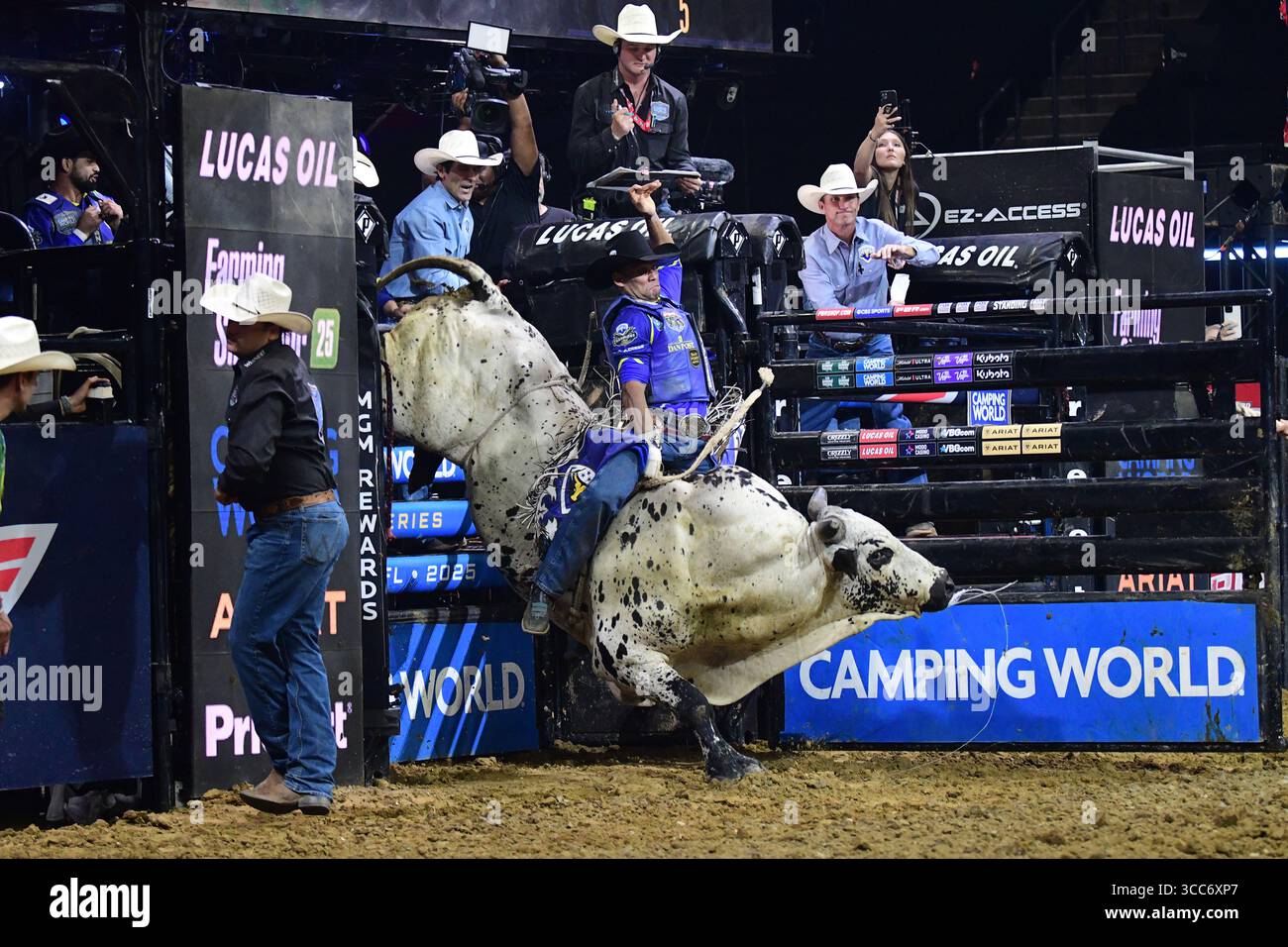 Alan de Souza von der Nashville Stampede reitet Joe Cool bei den PBR Teams: Freedom Days 9. August 2025 in der Amerant Bank Arena in Sunrise, Florida. (Foto: JC Ruiz/SIPA USA) Stockfoto