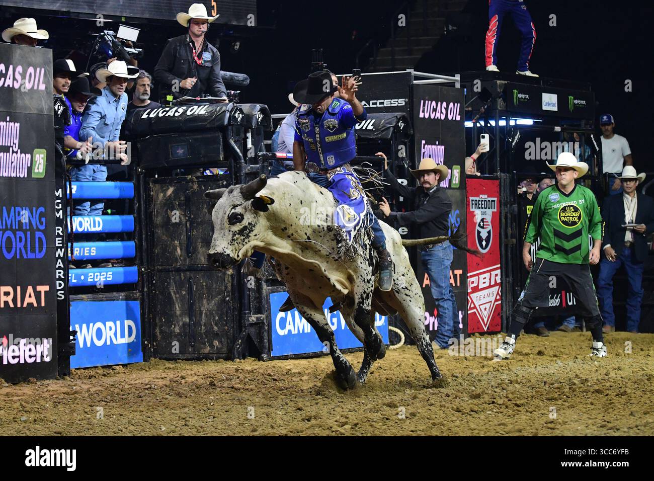 Alan de Souza von der Nashville Stampede reitet Joe Cool bei den PBR Teams: Freedom Days 9. August 2025 in der Amerant Bank Arena in Sunrise, Florida. (Foto: JC Ruiz/SIPA USA) Stockfoto