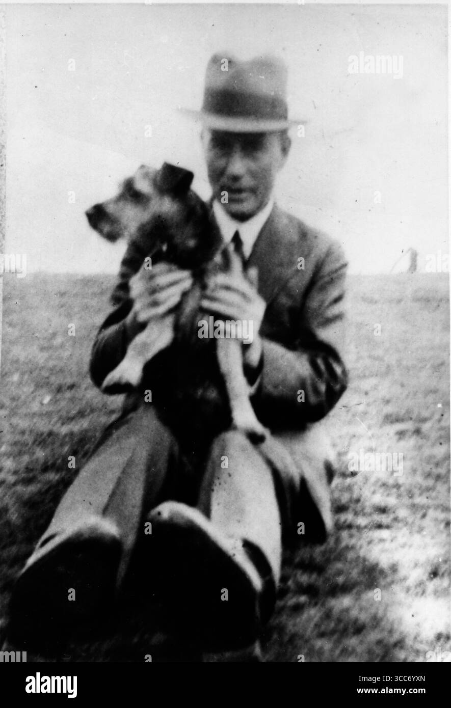 Der englische Mikrobiologe Fred Griffith wurde 1941 beim Londoner Blitz getötet. Fotografiert mit Hund 'Bobby' in den Downs, in der Nähe von Brighton. 1936. Stockfoto
