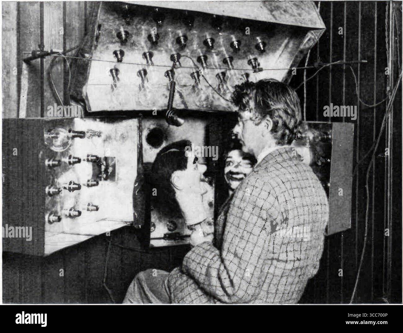 John Logie Baird und die erste öffentlich demonstrierte das Fernsehsystem. Am 25. März 1925 übermittelte er bewegte Bilder im Kaufhaus Selfridges. Da die von ihm verwendeten photoelektrischen Selenröhren eine so geringe Empfindlichkeit hatten, konnten menschliche Gesichter aufgrund ihres geringen Kontrastes nicht im Fernsehen übertragen werden. Zwei Puppen des Ventriloquisten, James und Stooky Bill, wurden verwendet, da ihre gemalten Gesichter einen höheren Kontrast hatten, was sie zu den „ersten Fernsehstars“ machte. Stockfoto