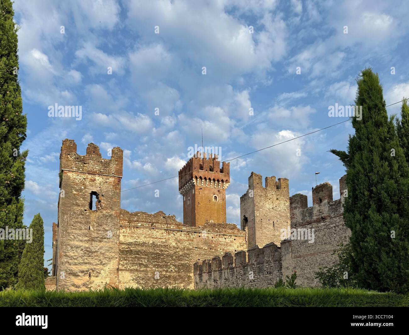 Lazise am Gardasee, Italien. Ruinen der Burg und Stadtmauern. Stockfoto