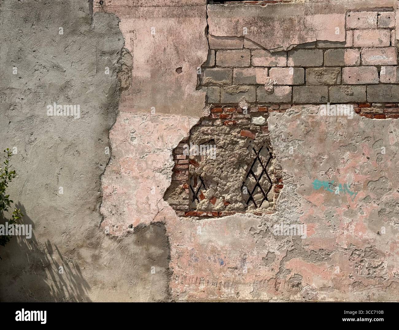 Abstract einer Wand mit zerbröckelndem Gips in Salo, Italien Stockfoto