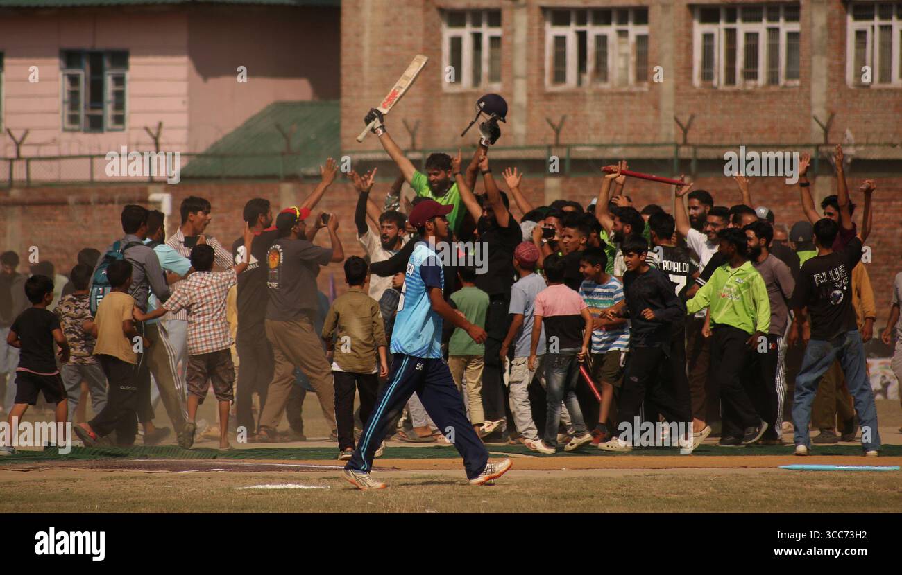 Srinagar, Jammu Und Kaschmir, Indien. August 2025. Die Royals aus Qasbe Yarr feiern ihren bemerkenswerten Sieg in der High Fives Premiere League, die von 55 RR organisiert wurde, nachdem sie Talangam 11 im Finale besiegt hatten. Die Veranstaltung wurde von SSP Pulwama, PD Nitya und Army CO Sood als Hauptgäste ausgezeichnet, die die Spieler für ihre herausragende Leistung begeisterten. (Kreditbild: © Nisar UL Haq Allaie/Pacific Press via ZUMA Press Wire) NUR REDAKTIONELLE VERWENDUNG! Nicht für kommerzielle ZWECKE! Stockfoto