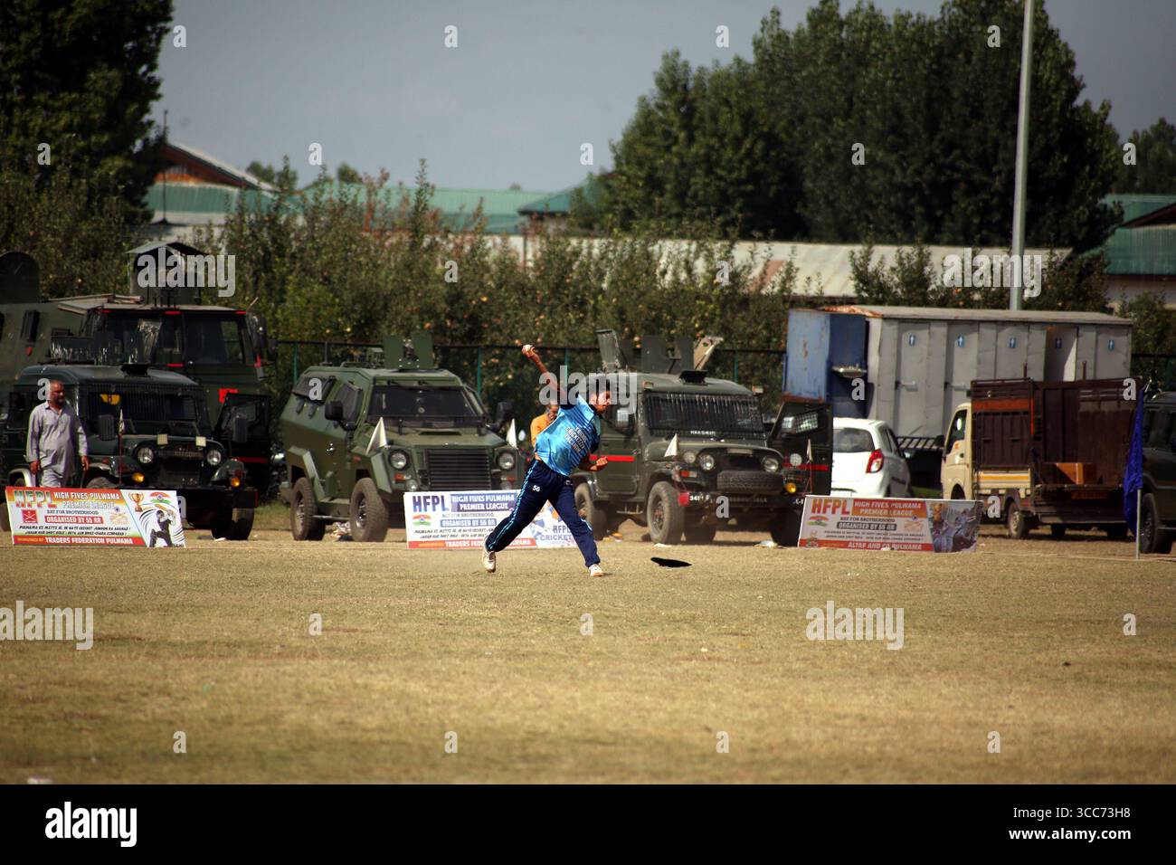 Srinagar, Jammu Und Kaschmir, Indien. August 2025. Die Royals aus Qasbe Yarr feiern ihren bemerkenswerten Sieg in der High Fives Premiere League, die von 55 RR organisiert wurde, nachdem sie Talangam 11 im Finale besiegt hatten. Die Veranstaltung wurde von SSP Pulwama, PD Nitya und Army CO Sood als Hauptgäste ausgezeichnet, die die Spieler für ihre herausragende Leistung begeisterten. (Kreditbild: © Nisar UL Haq Allaie/Pacific Press via ZUMA Press Wire) NUR REDAKTIONELLE VERWENDUNG! Nicht für kommerzielle ZWECKE! Stockfoto