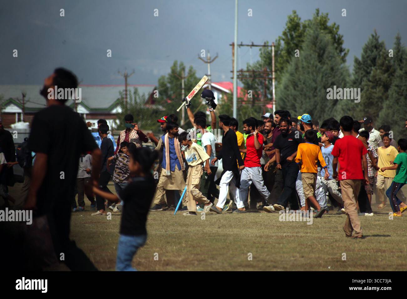 Srinagar, Jammu Und Kaschmir, Indien. August 2025. Die Royals aus Qasbe Yarr feiern ihren bemerkenswerten Sieg in der High Fives Premiere League, die von 55 RR organisiert wurde, nachdem sie Talangam 11 im Finale besiegt hatten. Die Veranstaltung wurde von SSP Pulwama, PD Nitya und Army CO Sood als Hauptgäste ausgezeichnet, die die Spieler für ihre herausragende Leistung begeisterten. (Kreditbild: © Nisar UL Haq Allaie/Pacific Press via ZUMA Press Wire) NUR REDAKTIONELLE VERWENDUNG! Nicht für kommerzielle ZWECKE! Stockfoto