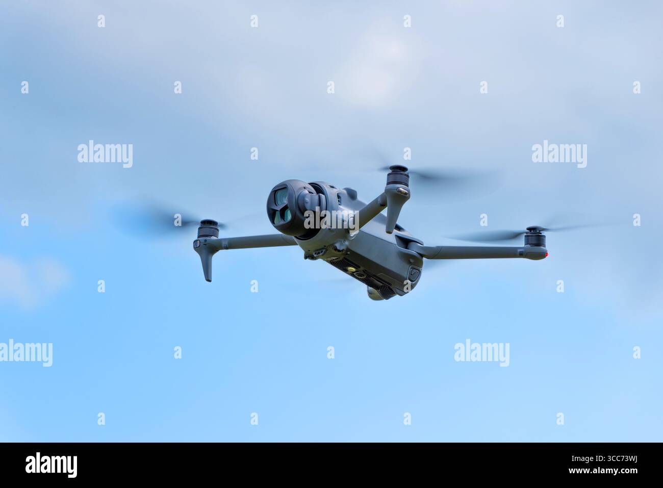 Fortschrittliche Drohne fliegt an einem klaren Tag mit Kamera nach vorne für Luftaufnahmen Stockfoto